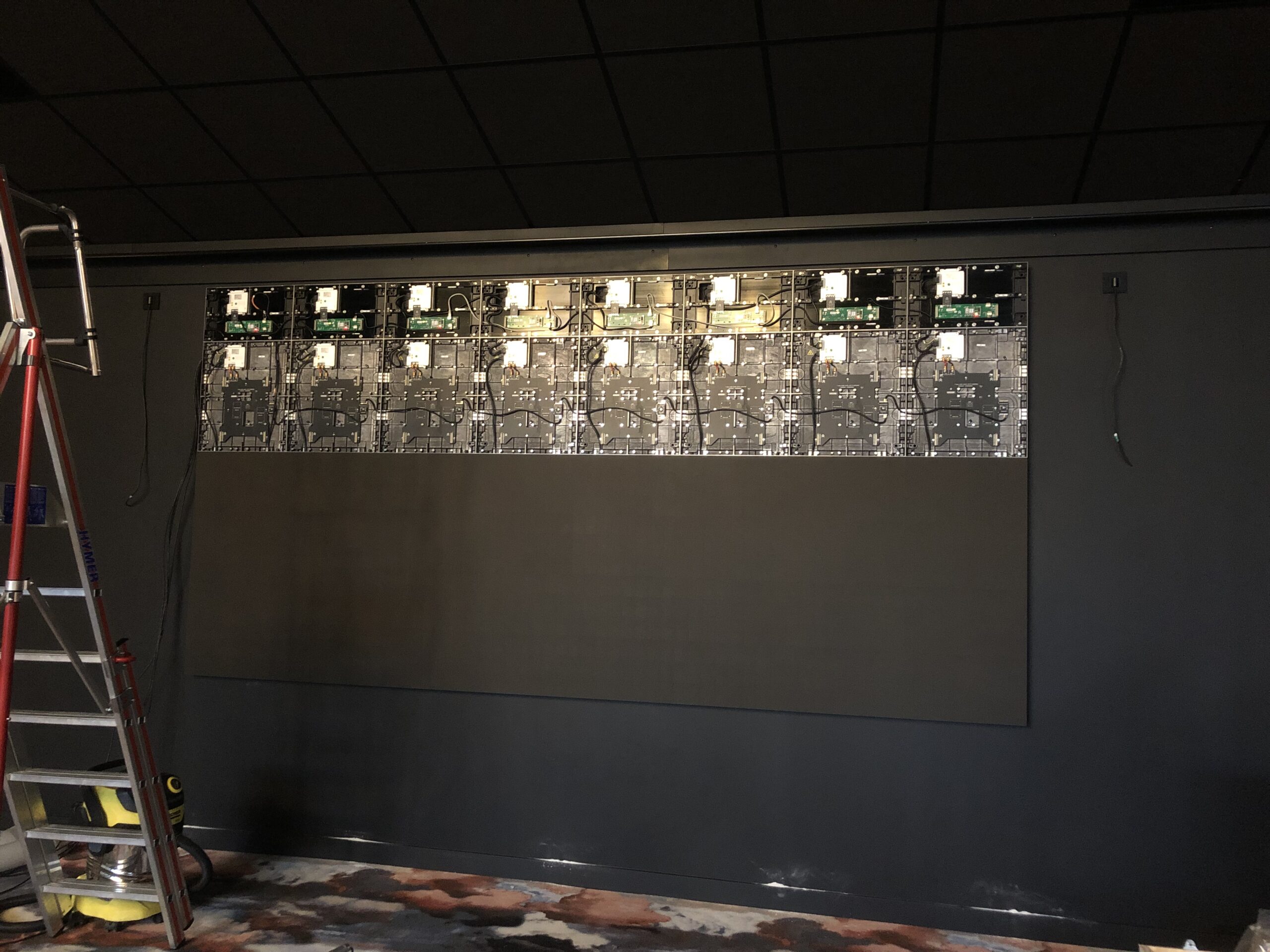 mur d'image led intérieur ecran geant led salle de