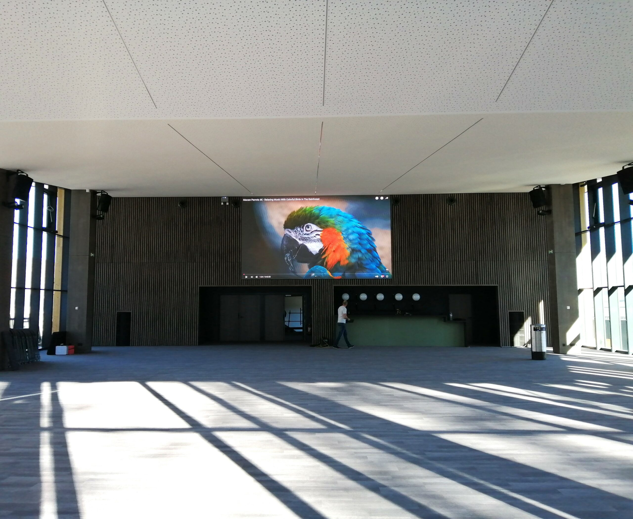 Écran géant led intérieur mur d'image - impact visuel