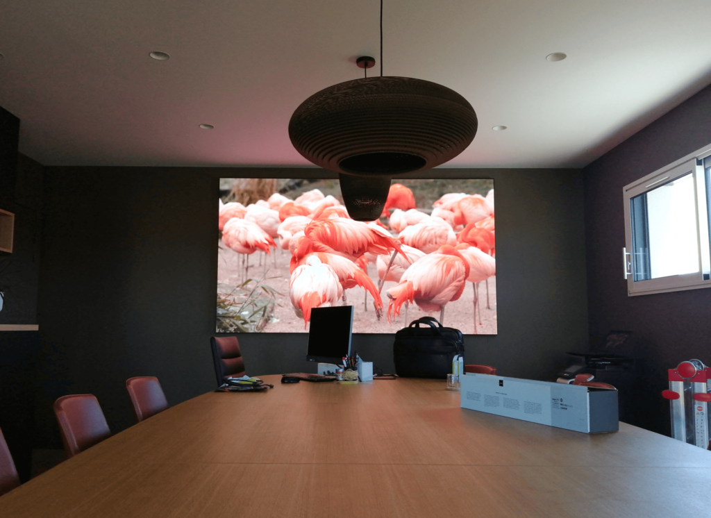 cette image montre un video wall à technologie micro led de marque immens de 300 cm