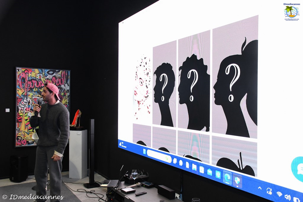 une réunion devant un écran géant