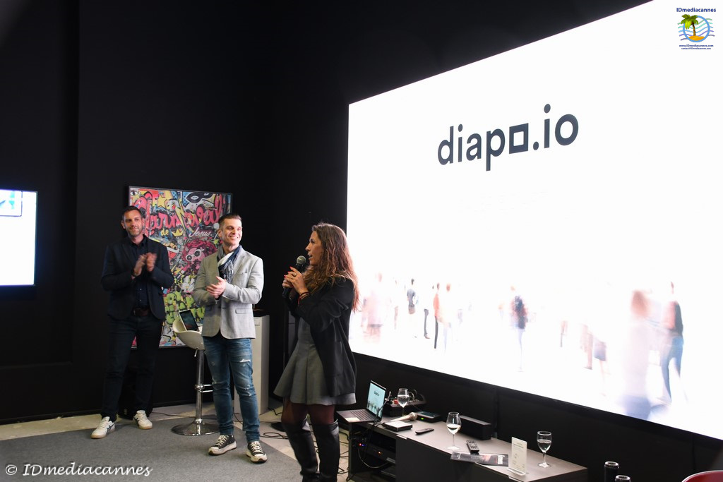 un ecran geant pour salle de réunion de la marque imeens