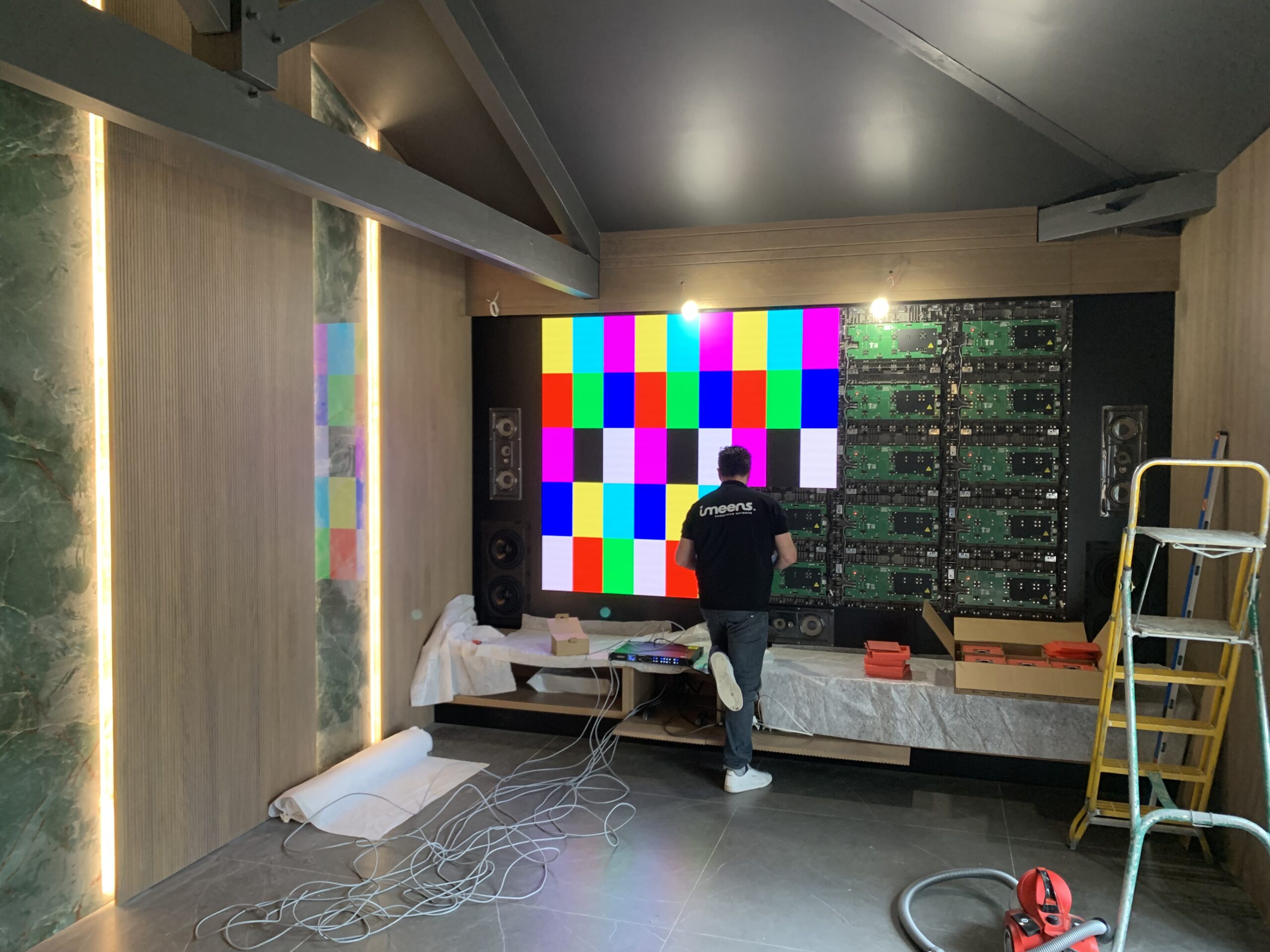 montage ecran geant mur video