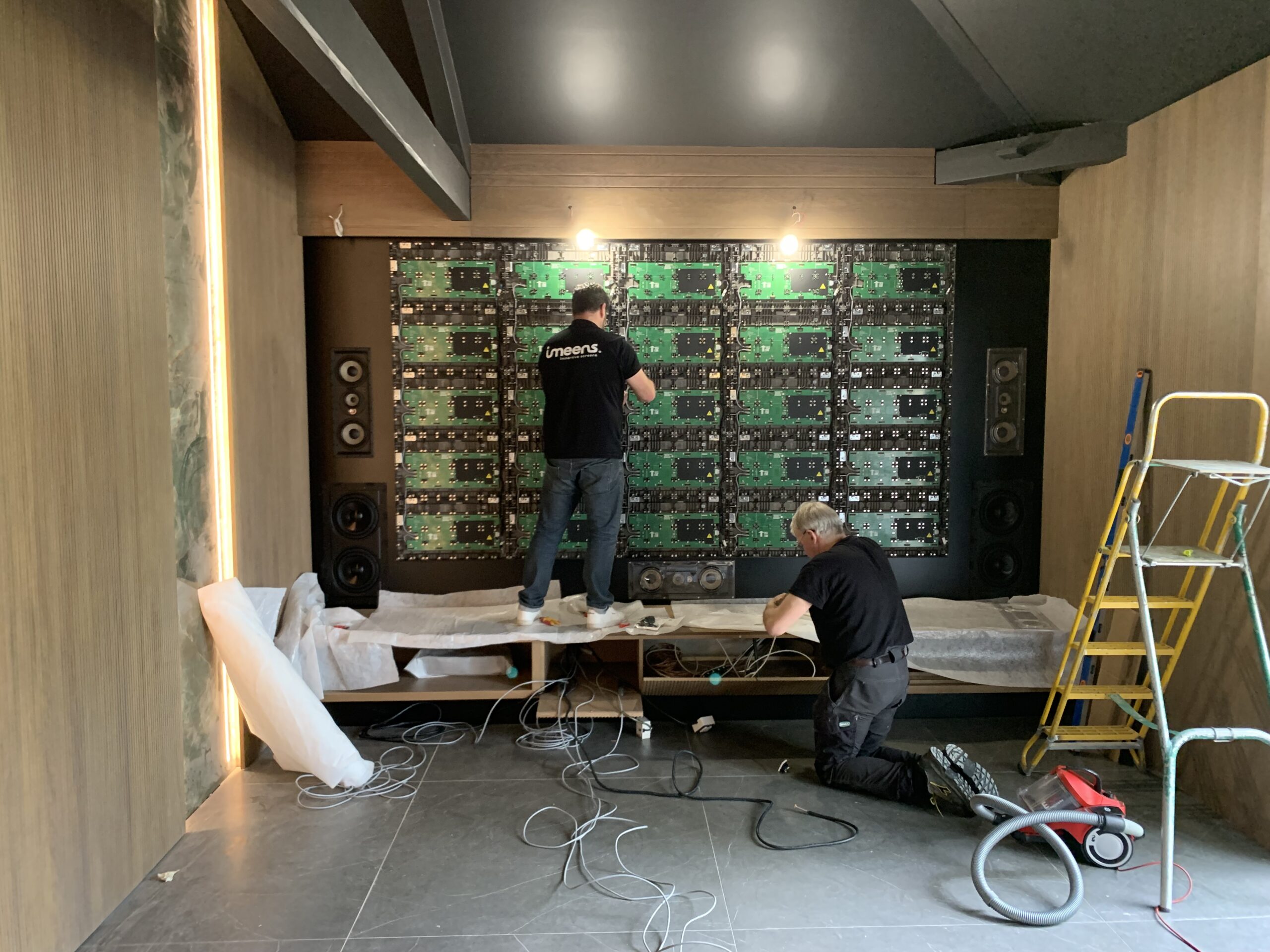 montage d'un mur led indoor microled